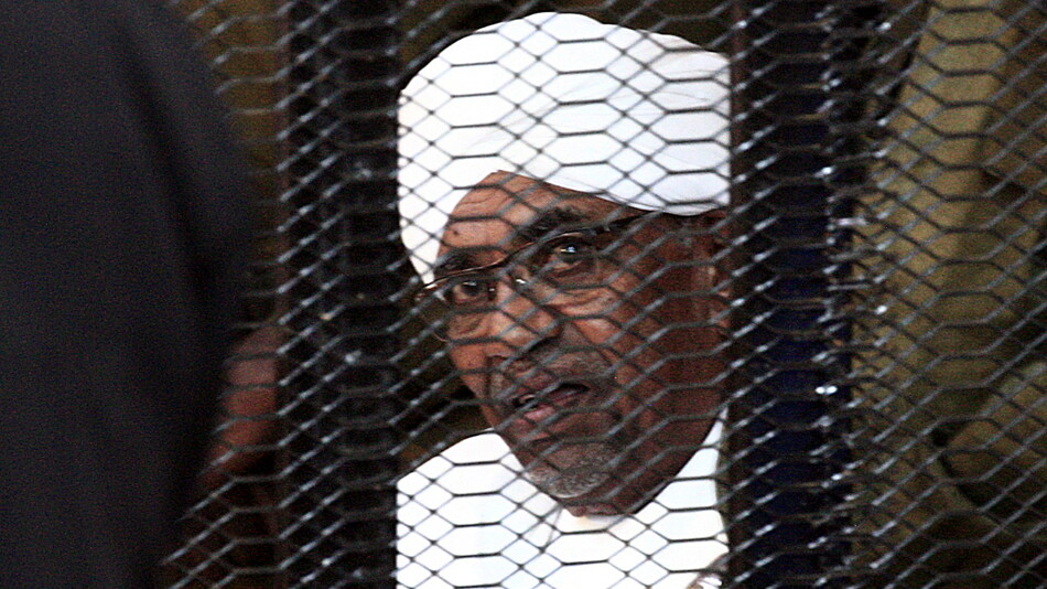 السلطات السودانية تسمح للبشير بحضور مراسم عزاء زوجته