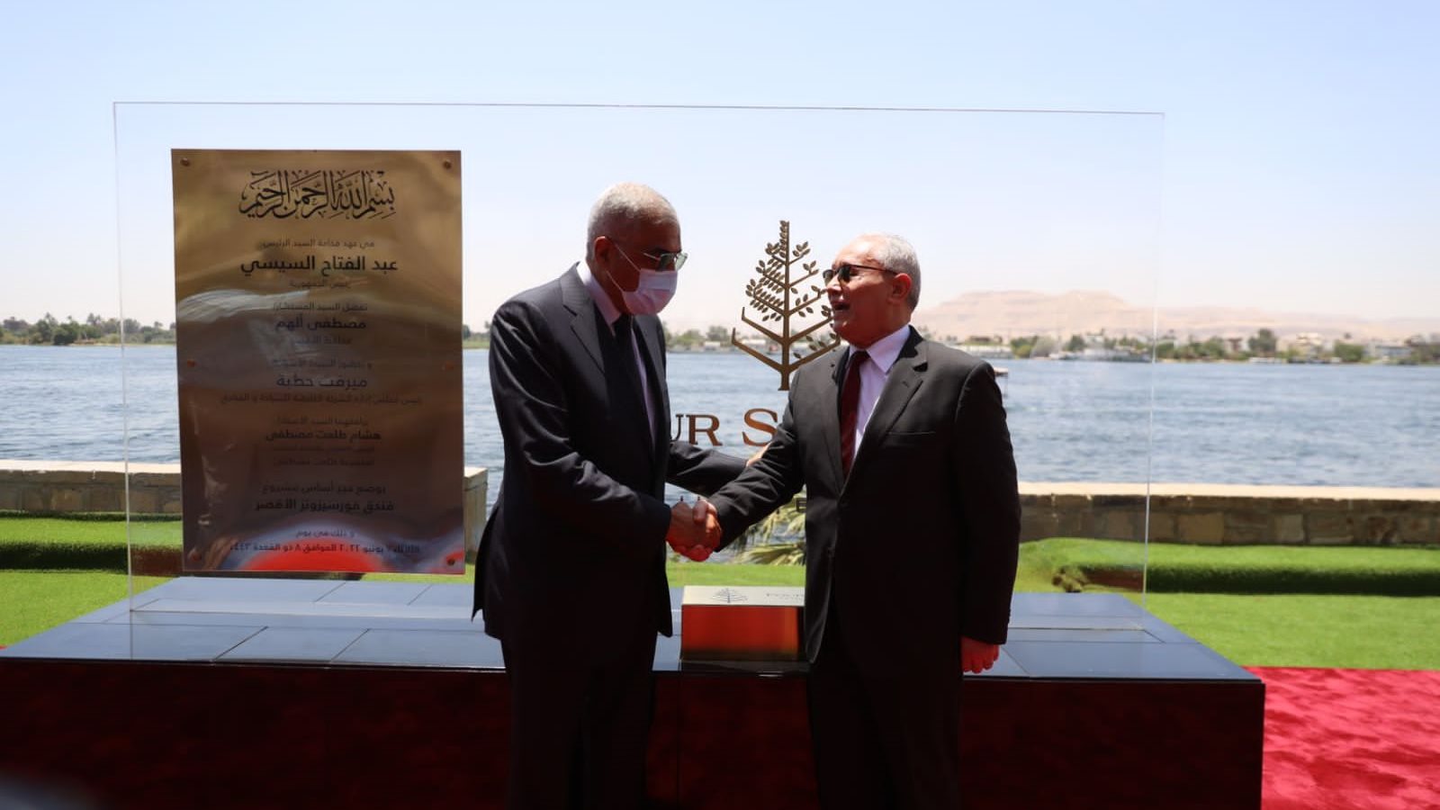 محافظ الأقصر وهشام طلعت مصطفى يضعان حجر أساس مشروع فورسيزونز