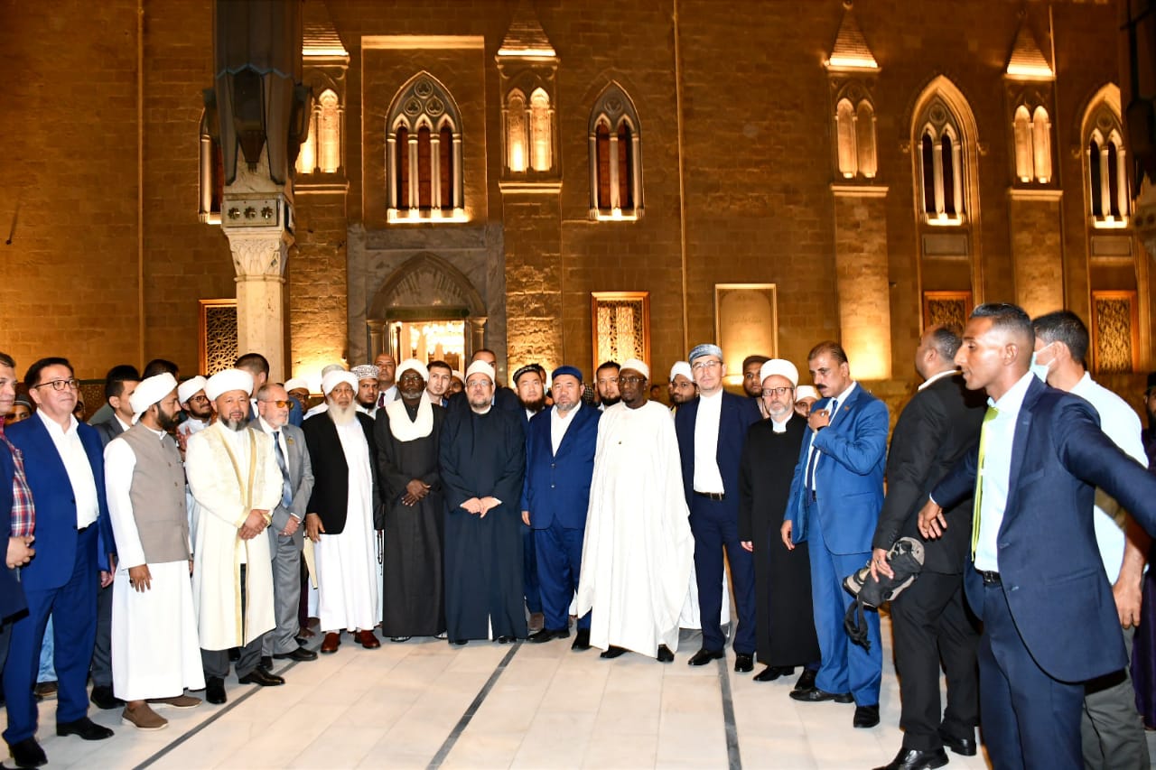 صورة تذكارية من داخل مسجد الإمام الحسين 