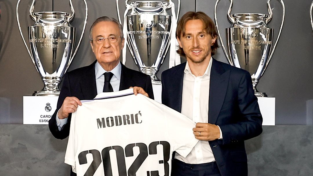 مدوريتش مع بيريز رئيس نادي ريال مدريد