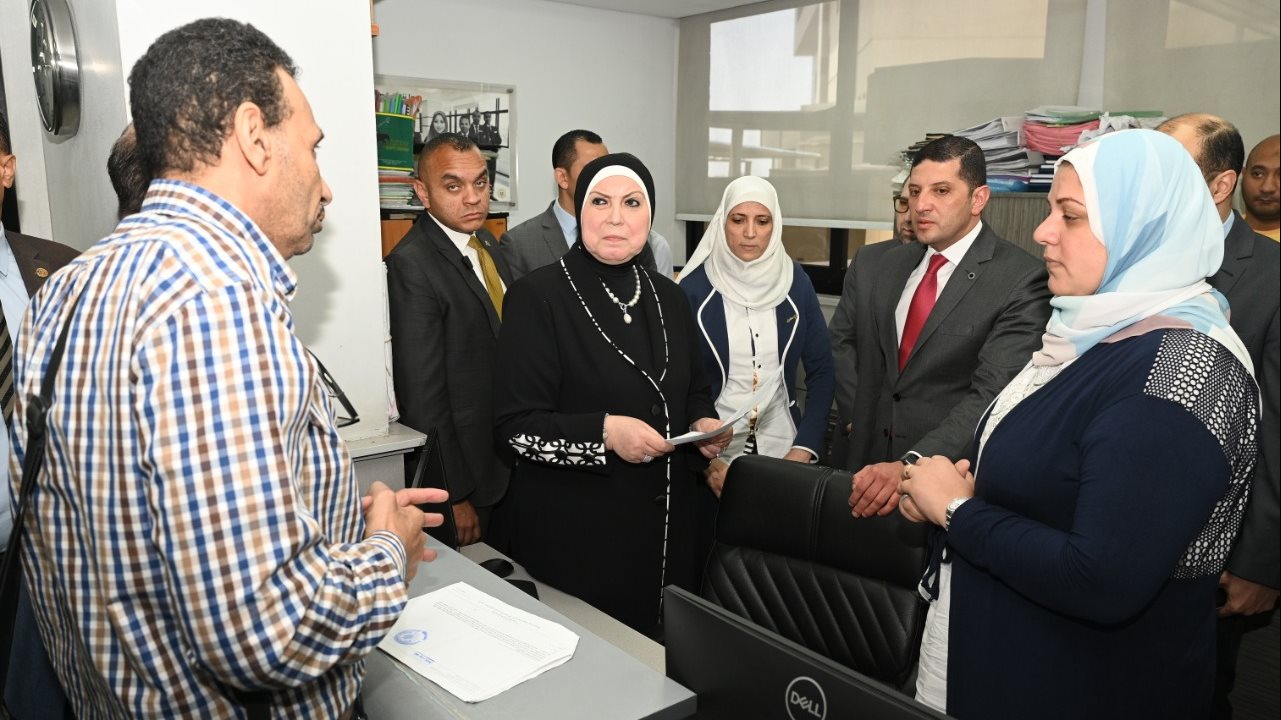 وزيرة التجارة خلال جولتها بالهيئة العامة للاستثمار 