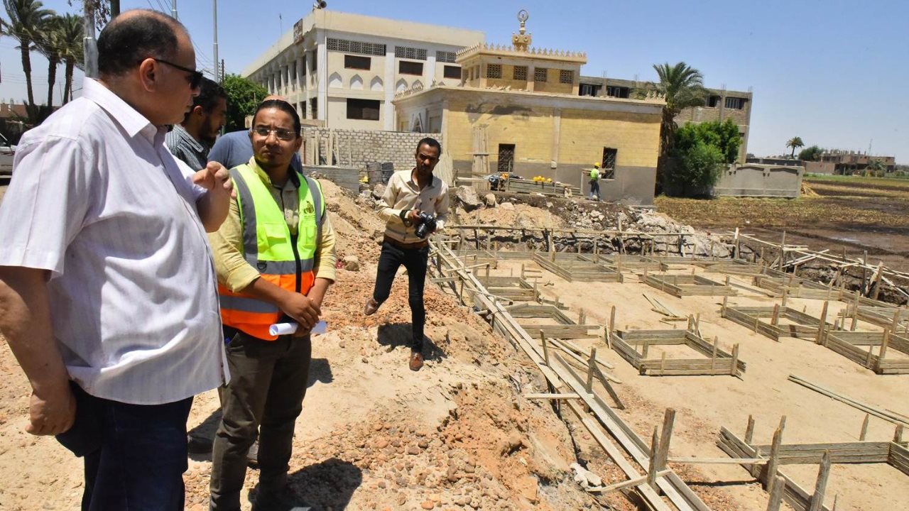 محافظ أسيوط يتفقد أعمال إنشاء المركز الطبي 