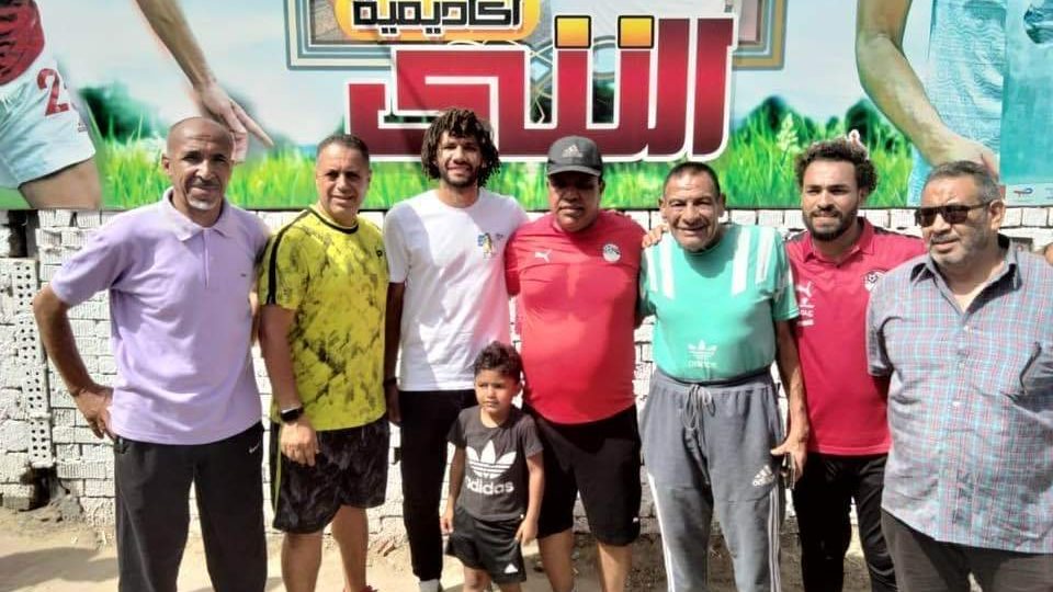 محمد النني وسط أفراد أسرته قبل حفل زفاف شقيقته