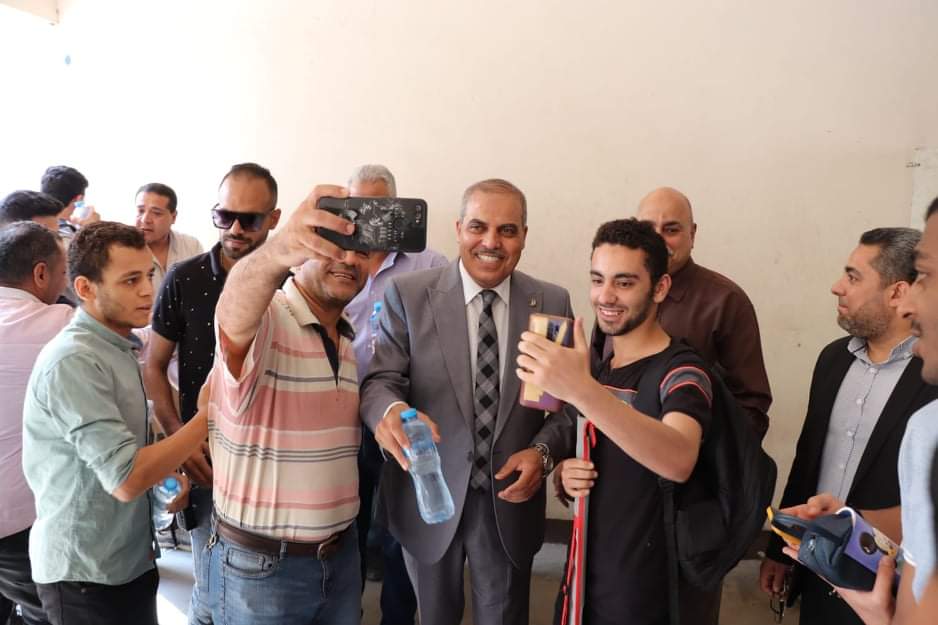 المحرصاوي يلتقط صور مع الطلاب 