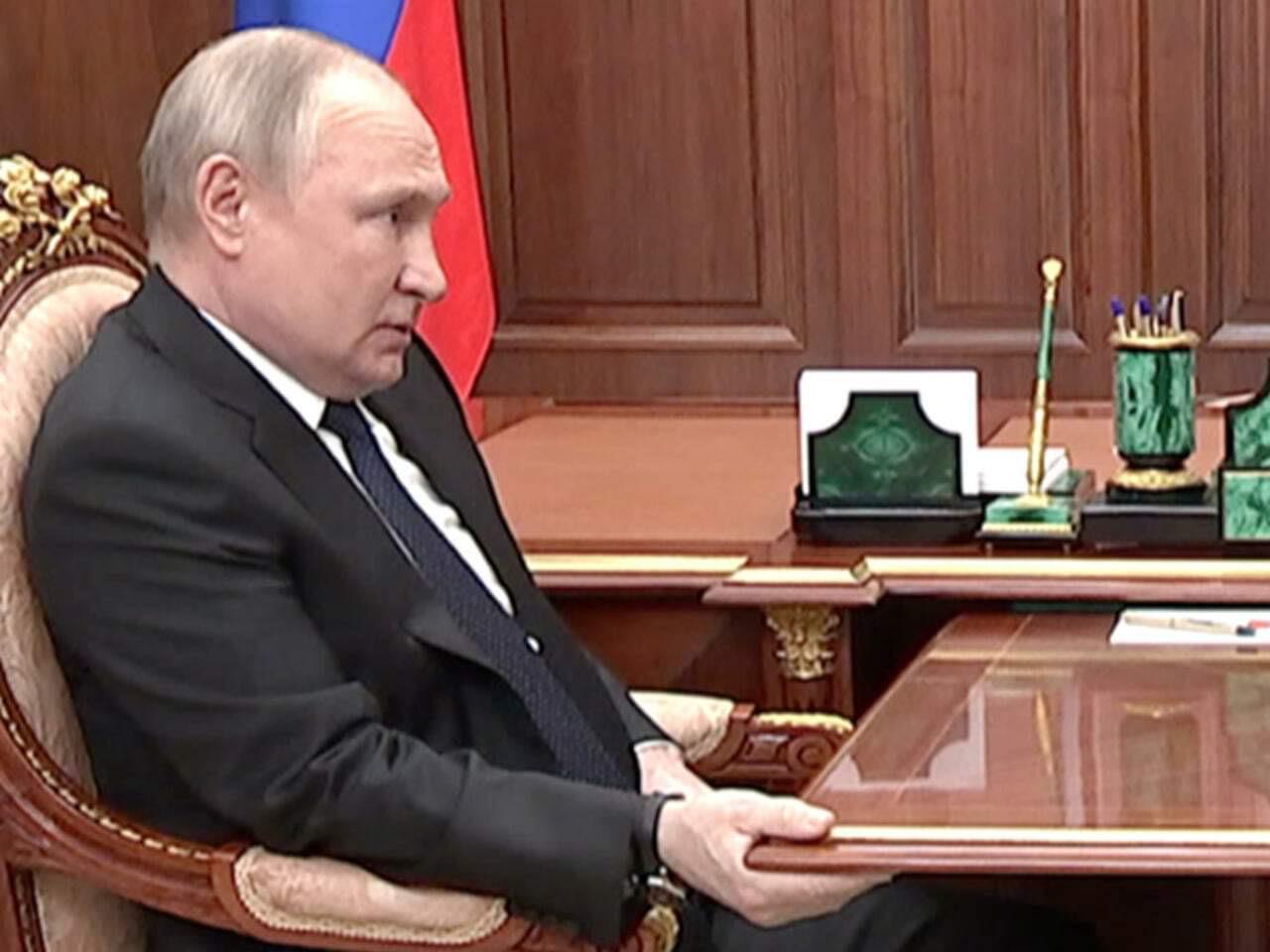 بوتين ممسك بالطاولة