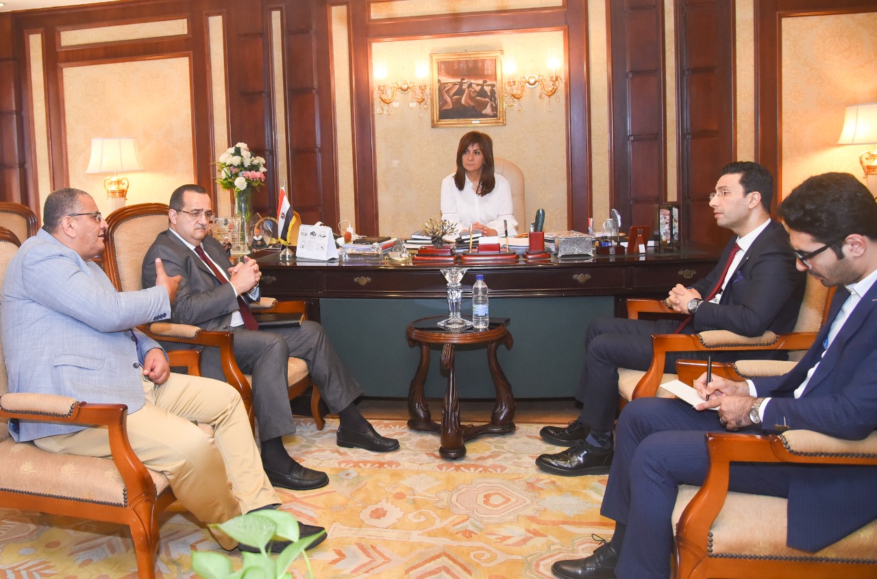 وزيرة الهجرة 