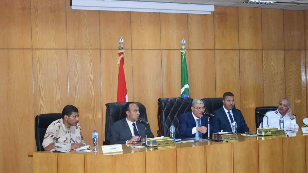 محافظ المنيا خلال الاجتماع 