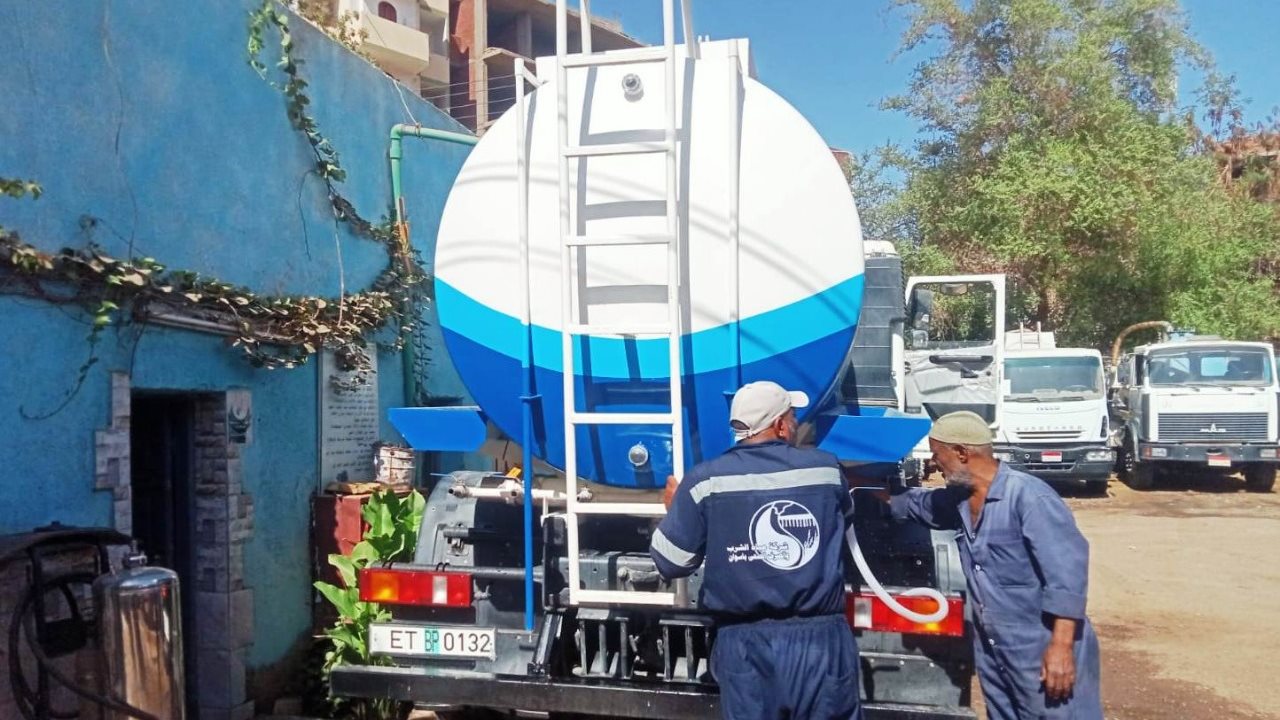 جانب من جهود شركة مياه الشرب باسوان