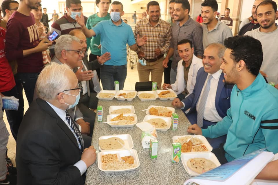 رئيس جامعة الأزهر وسط طلاب المدينة الجامعية