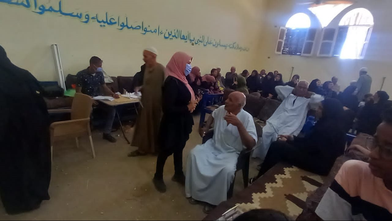 قافلة طبية مجانية للكشف على العيون بالأقصر 