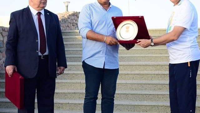 السفير الهندي يكرم فتحي 