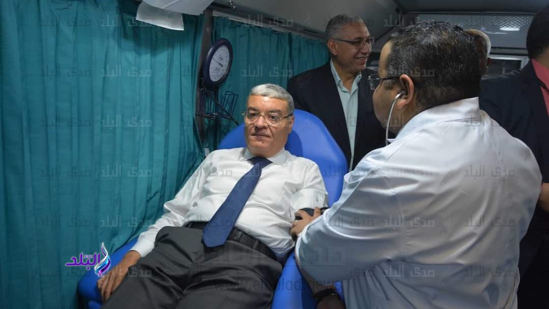 محافظ المنيا يتبرع بالدم