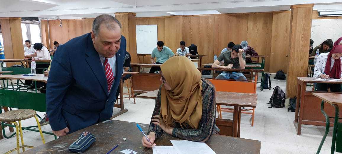رئيس جامعة حلوان يتفقد الامتحانات 