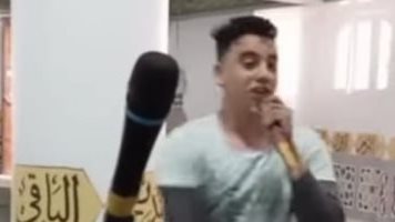 غناء داخل مسجد 