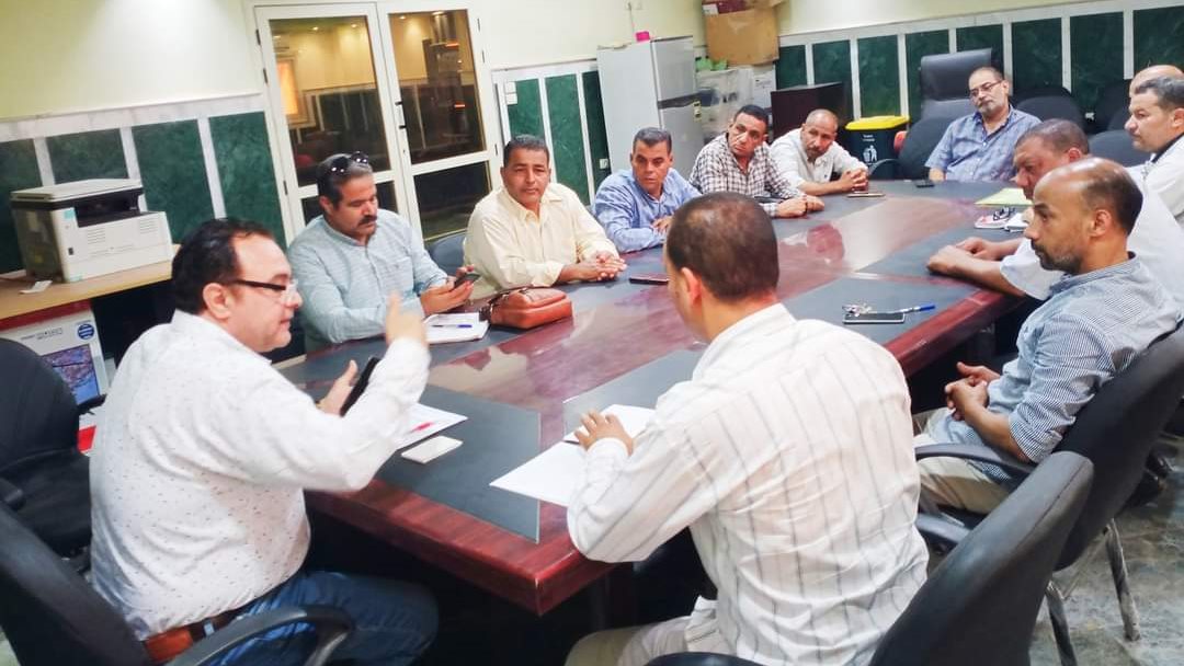 رئيس مركز ملوى خلال الاجتماع 