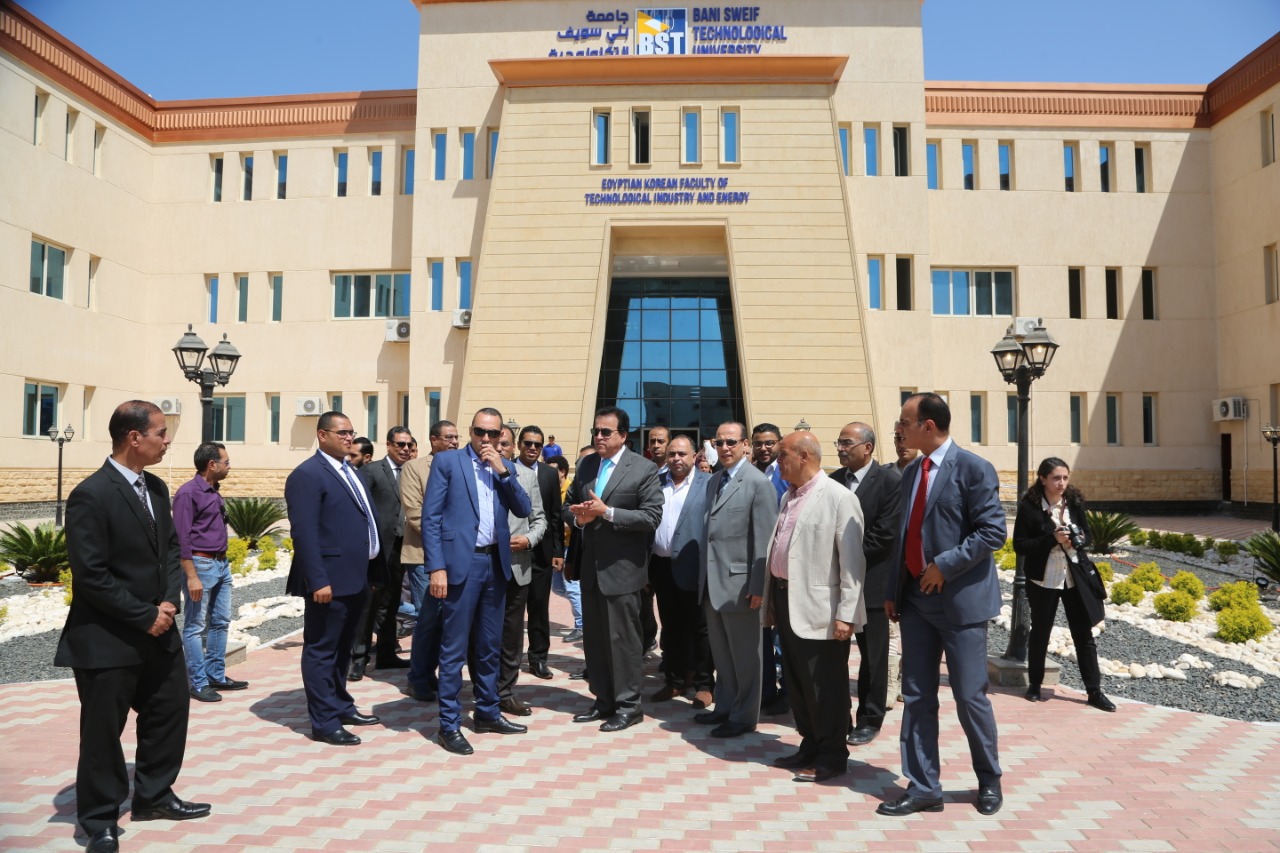 وزير التعليم العالي يستعرض تقريرًا حول أداء الجامعات 