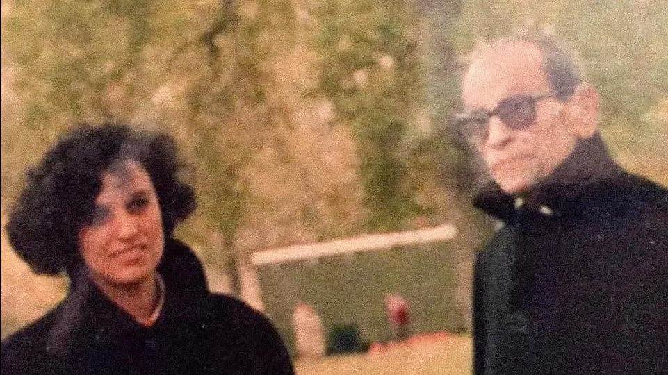 الأديب الراحل نجيب محفوظ وابنته أم كلثوم