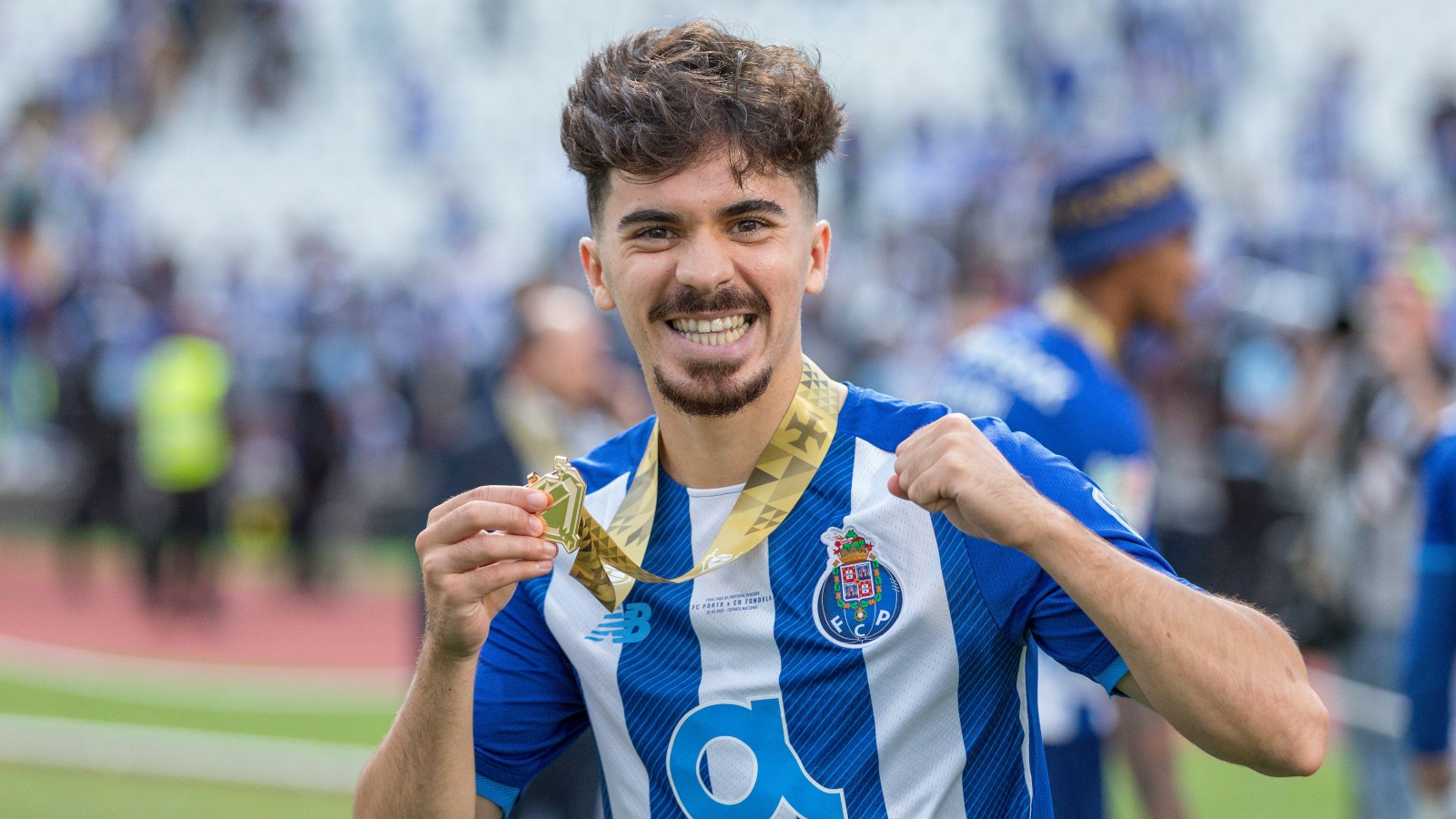  فيتينيا لاعب وسط فريق بورتو