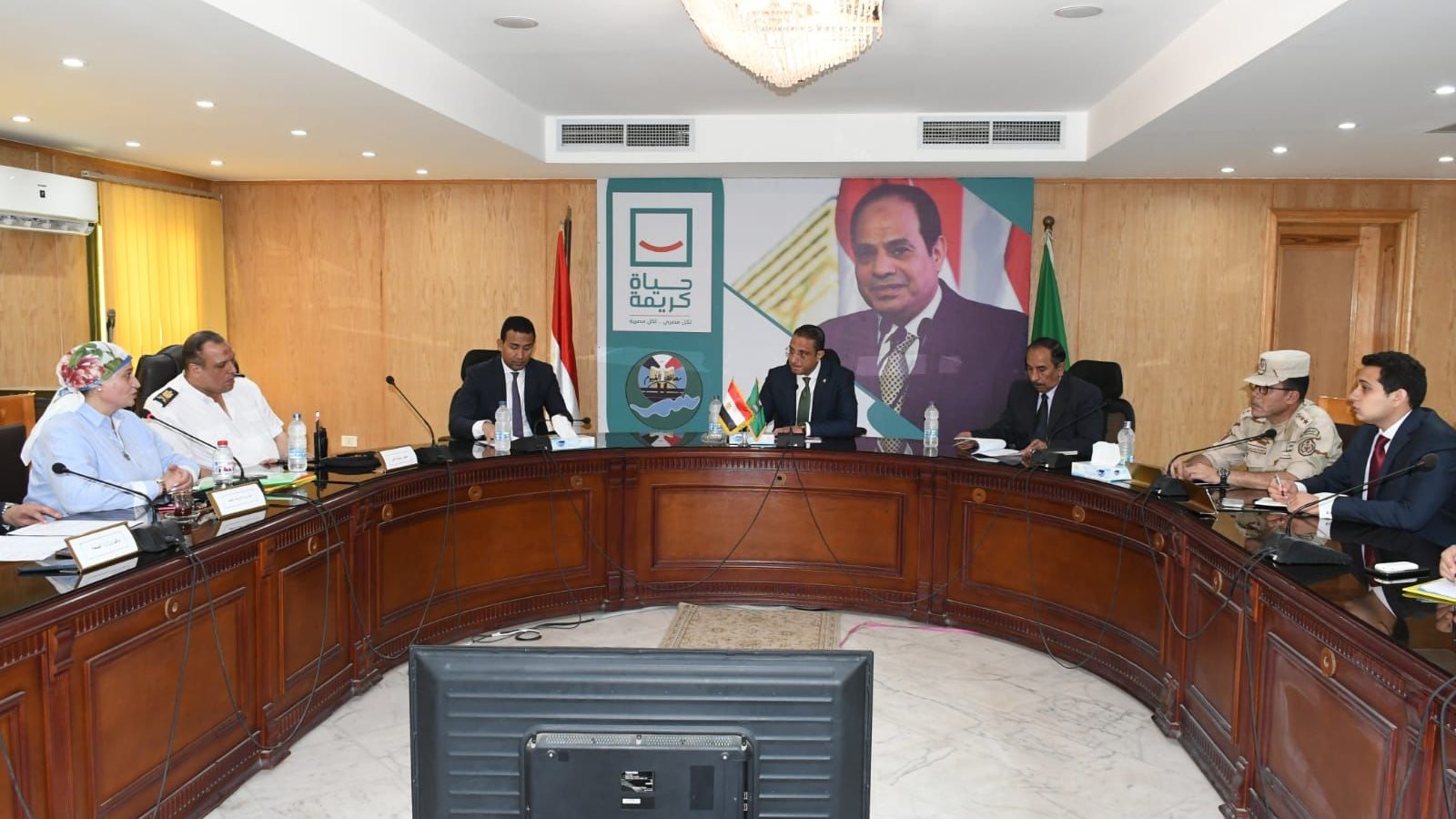 محافظ الفيوم أثناء الاجتماع