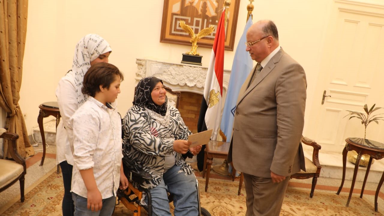 محافظ القاهرة خلال تسليم السيدة ترخيص الكشك