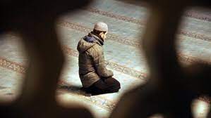 من يؤخر صلاة المغرب 