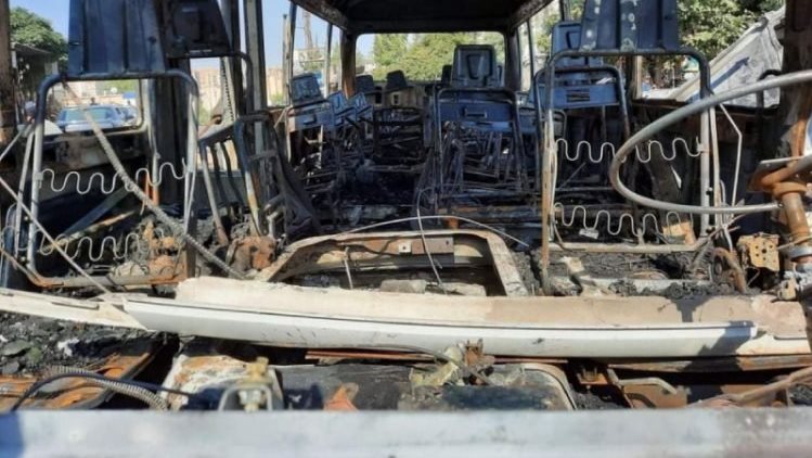 مقتل وإصابة 15 شخصا في هجوم إرهابي استهدف حافلة بريف الرقة