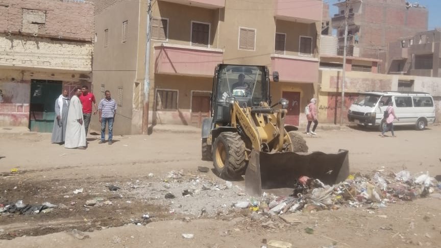 سكرتير مساعد أسيوط يتابع حملة نظافة وتجميل بقرية بني مر 