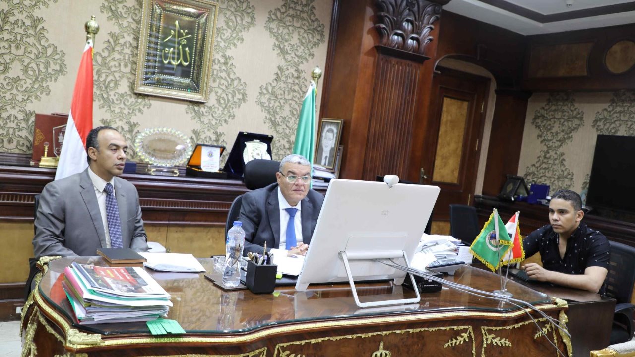 محافظ المنيا خلال الاجتماع 