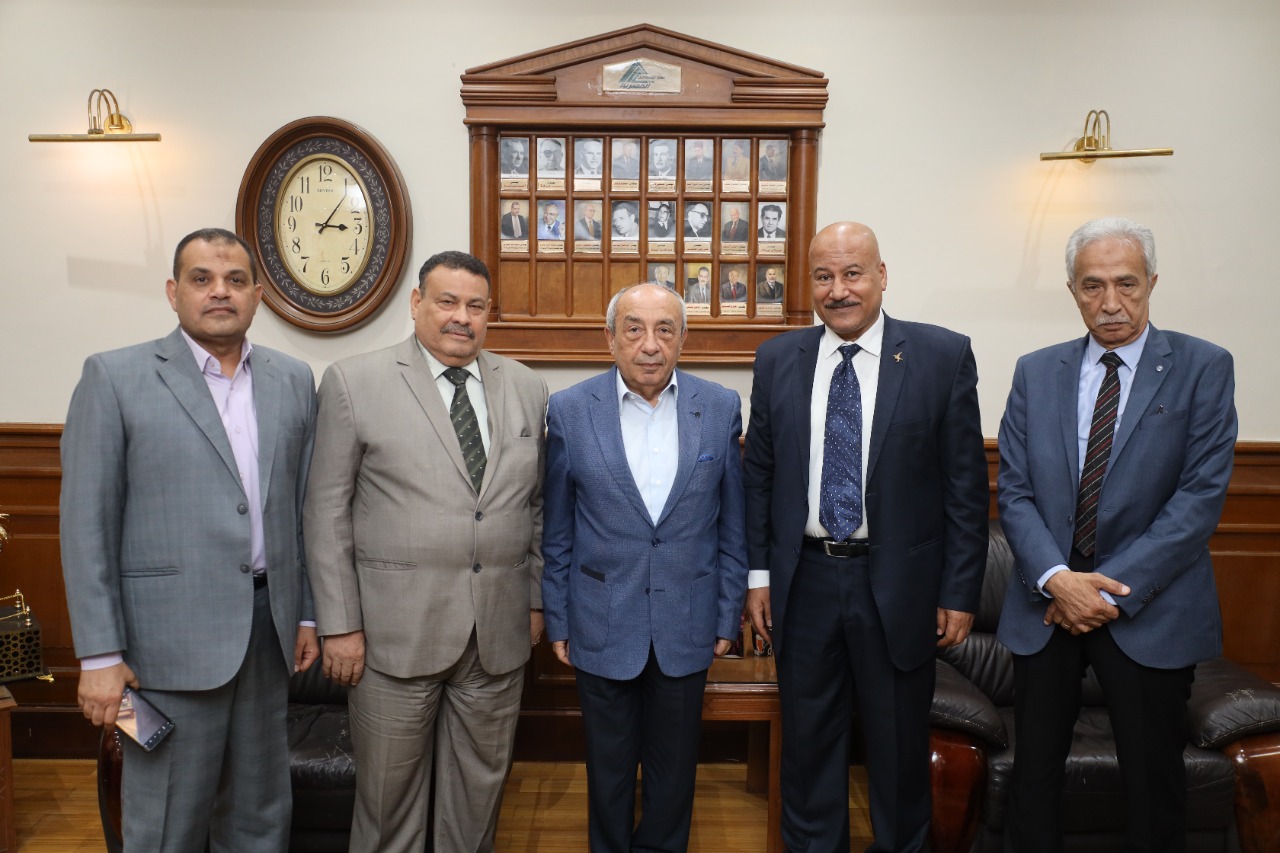 النبراوي يلتقي وفد من نقابة التطبيقيين لمناقشة محاور قضايا ا
