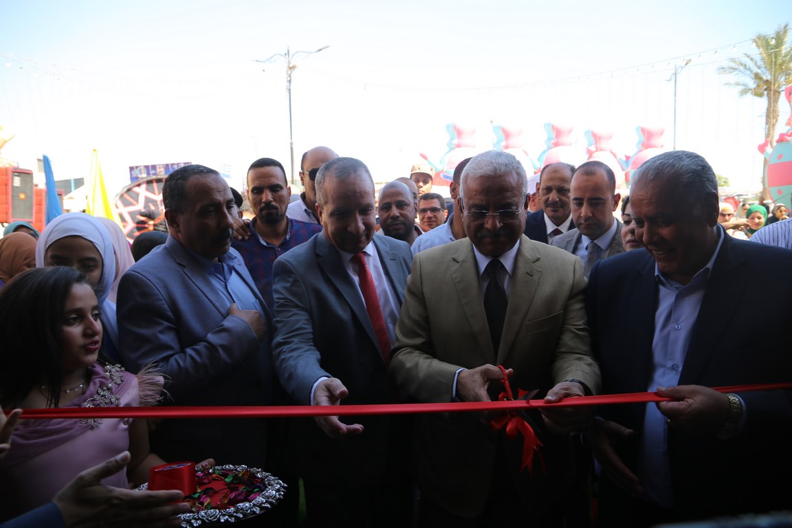 محافظ السويس يفتتح معرض مستلزمات الأسرة المصرية