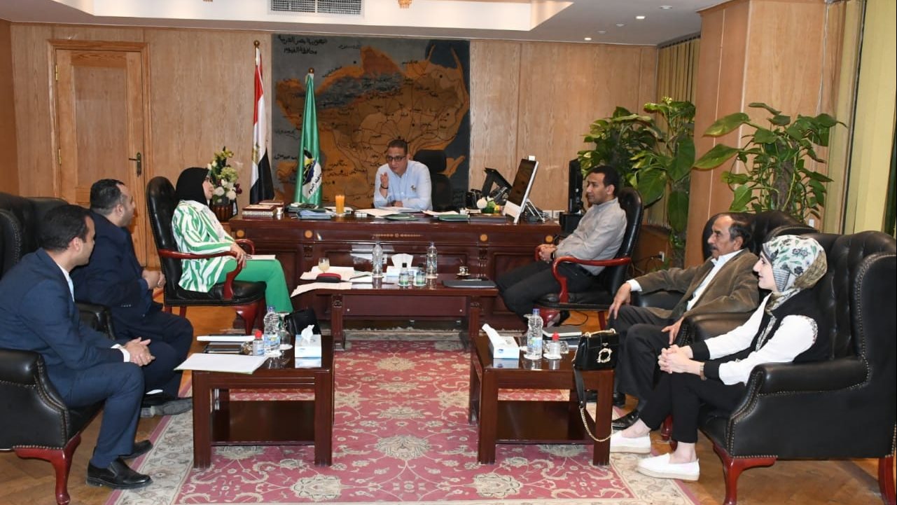 محافظ الفيوم أثناء اللقاء