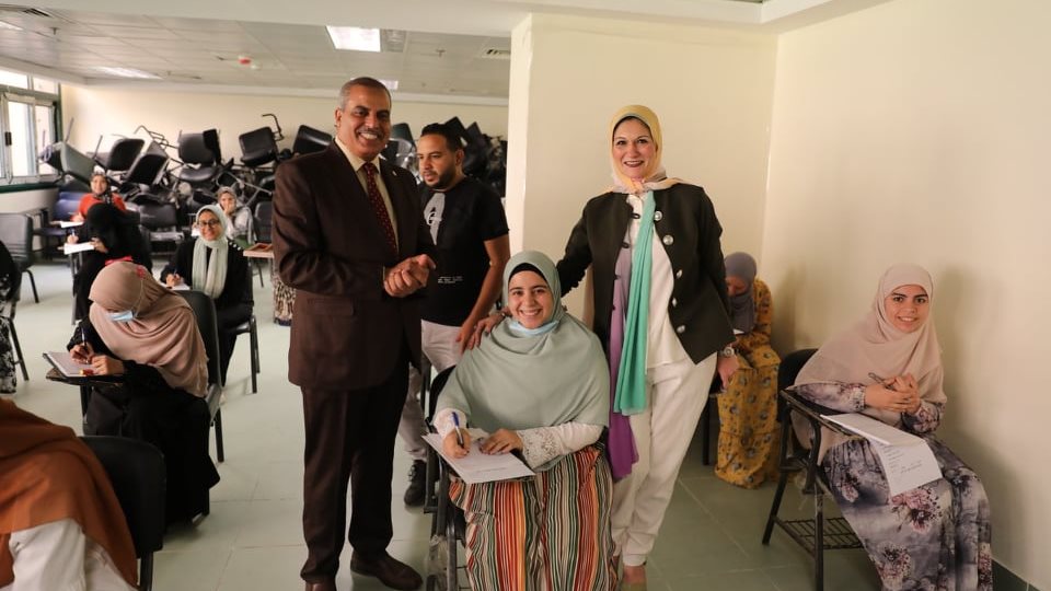 رئيس جامعة الأزهر يتفقد لجان امتحانات معهد التمريض للطالبات 