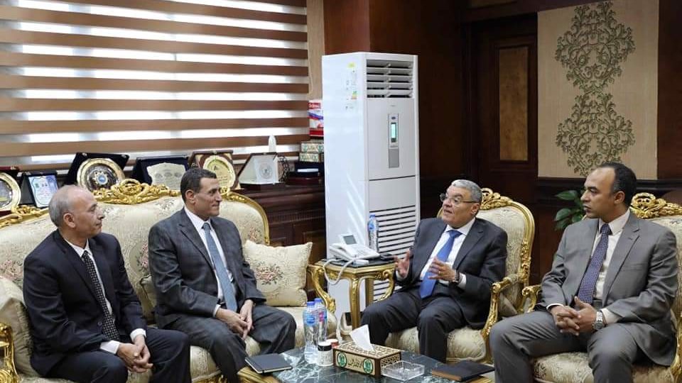 محافظ المنيا ونائبه مع وفد تعليم الكبار 