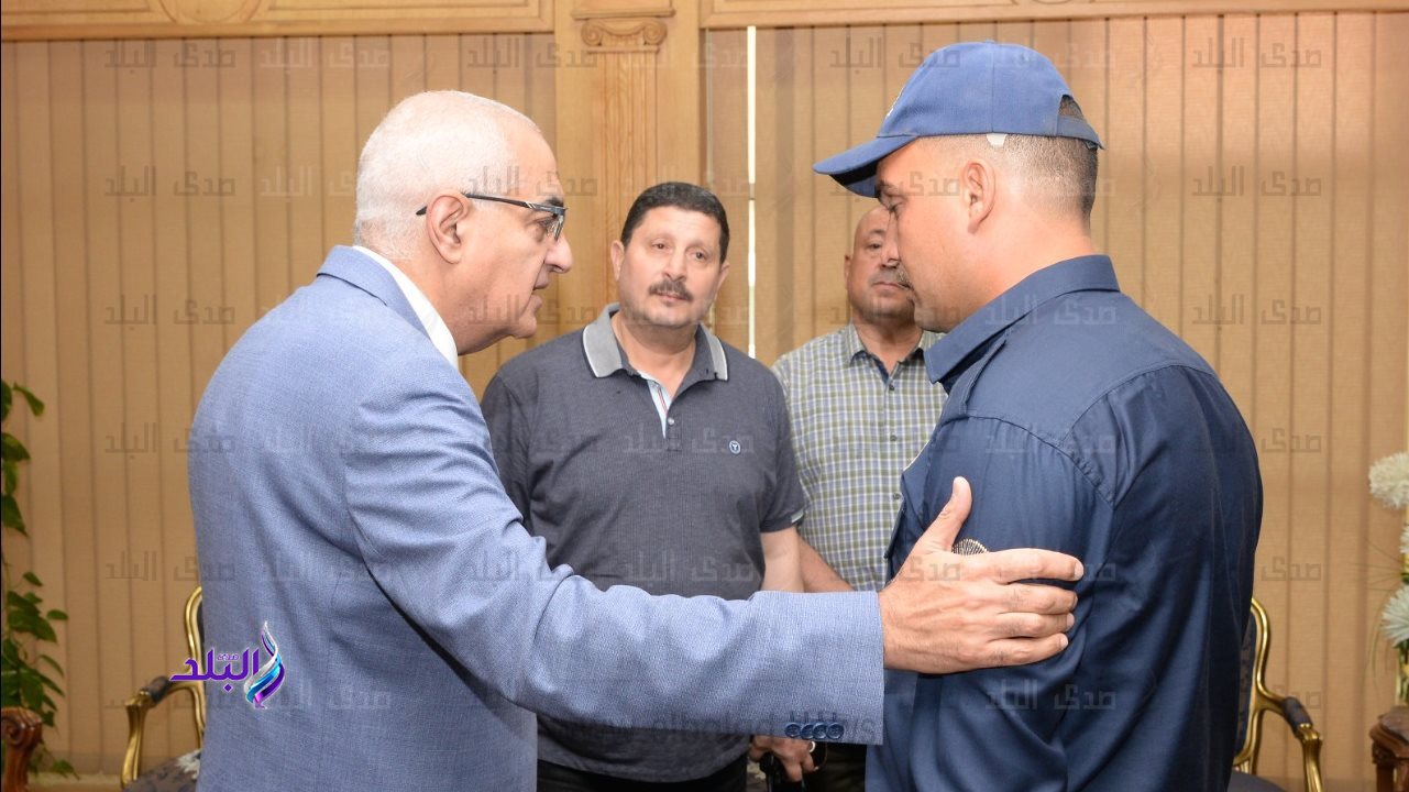 رئيس جامعة المنصورة يكرم فرد الأمن الإداري