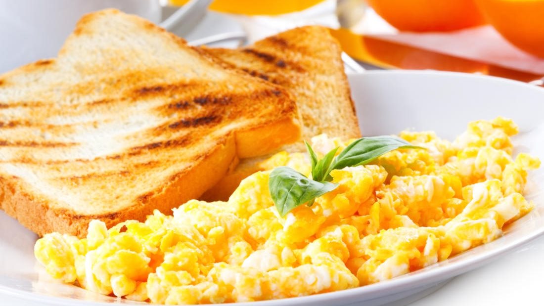 طريقة عمل البيض المخفوق بالحليب