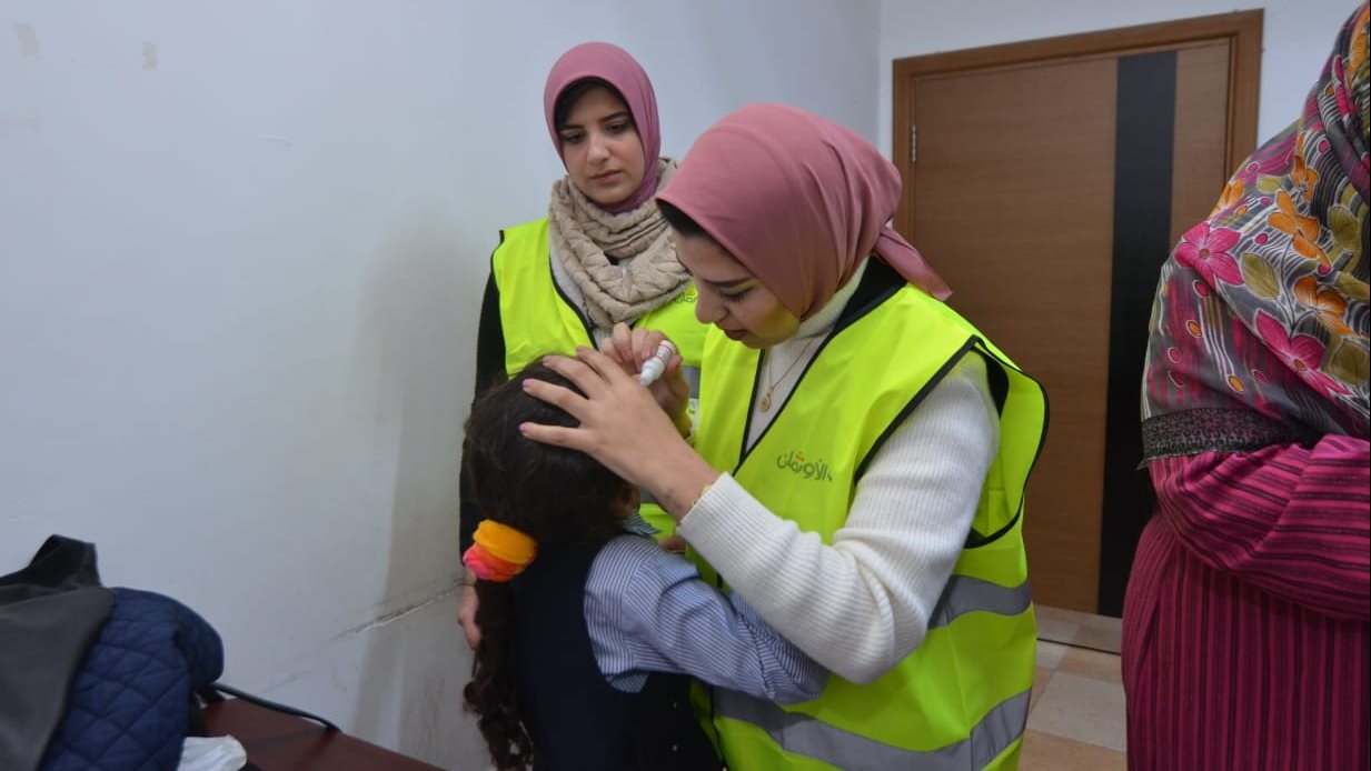 أطباء جمعية الاورمان اثناء توقيع الكشف الطبى على المرضى 