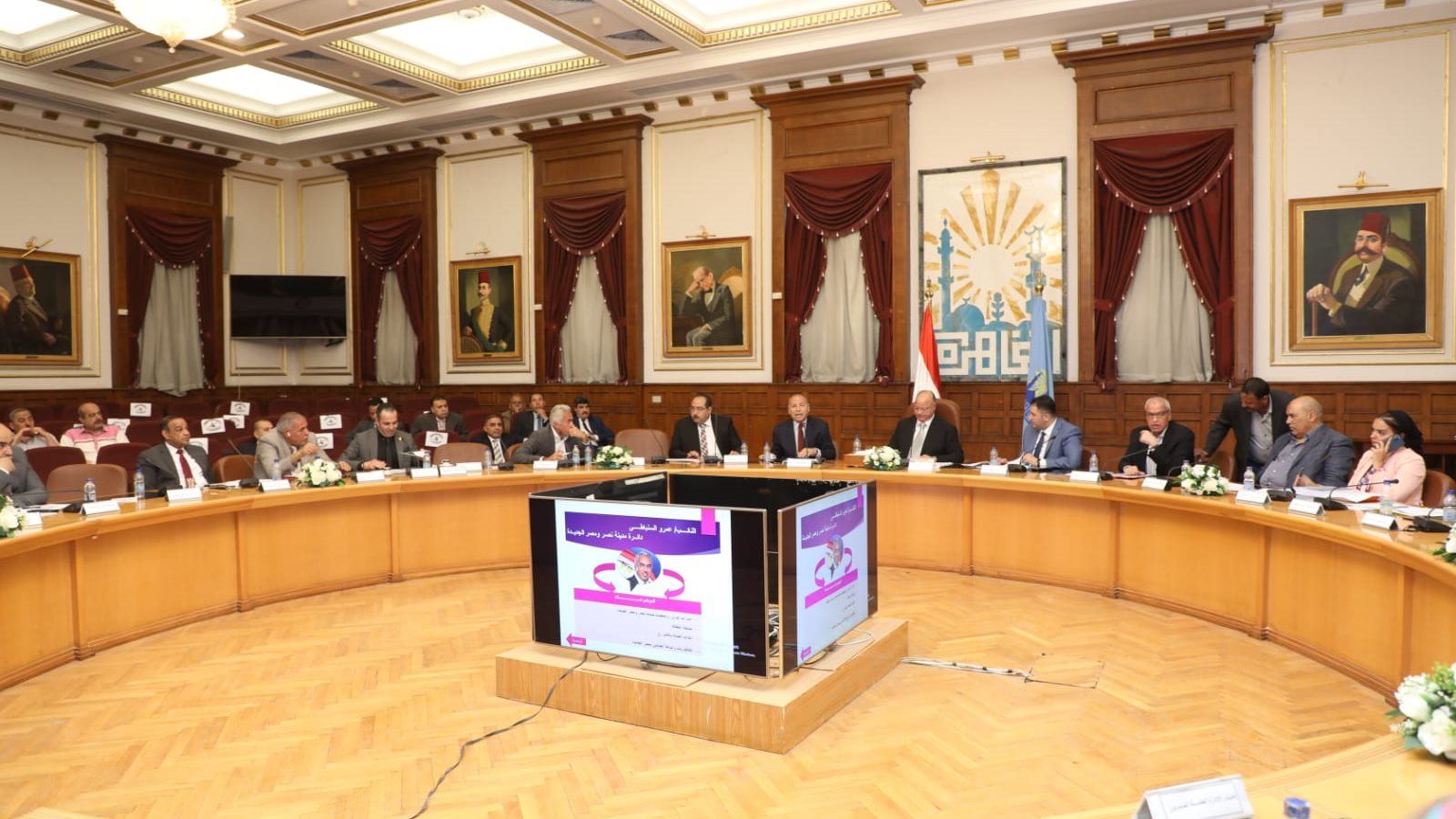 محافظ القاهرة خلال الاجتماع