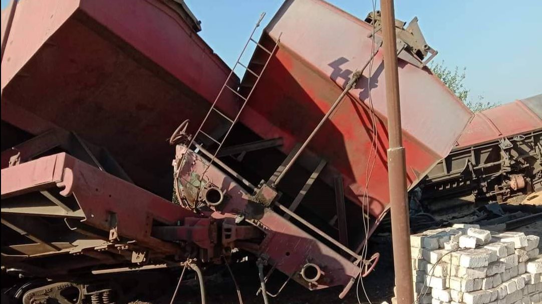 انقلاب قطار بضائع محملة بالغلال في البحيرة 