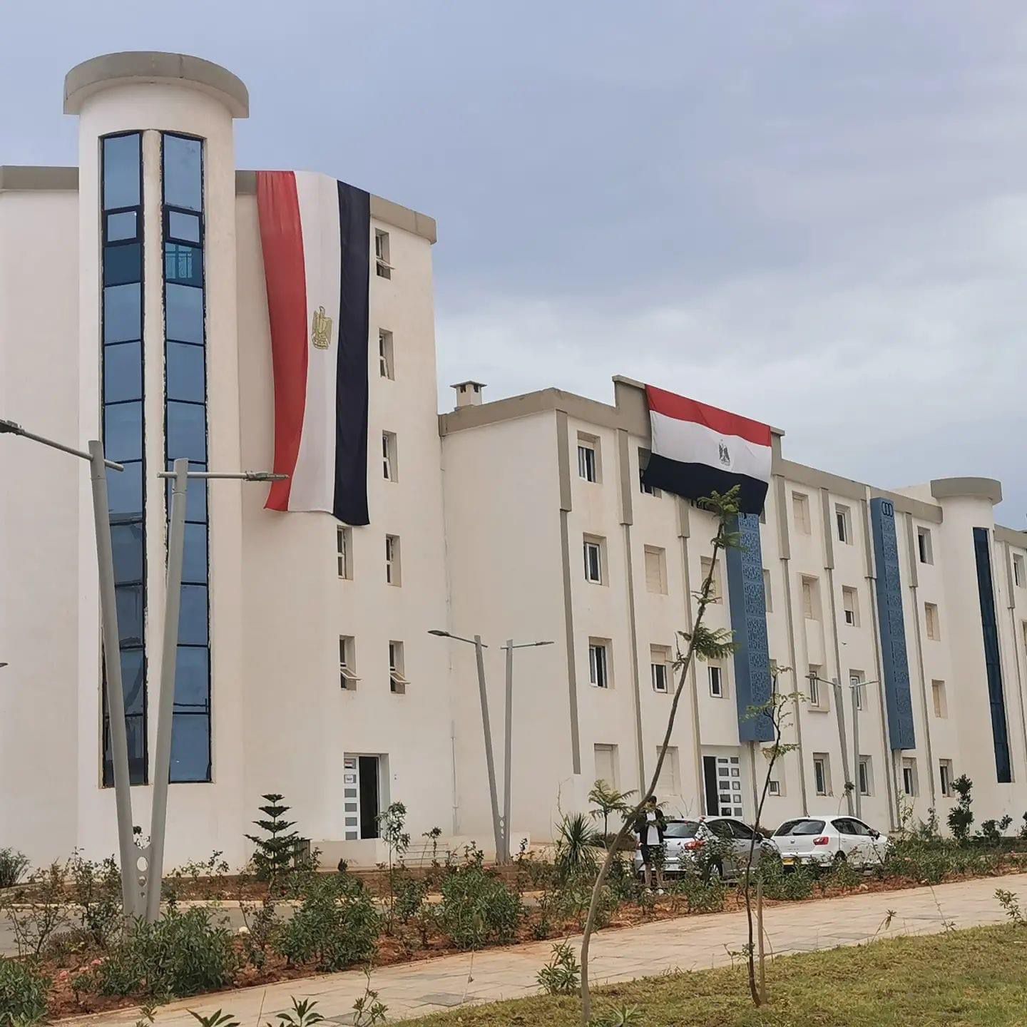 علم مصر على مقر البعثة في وهران