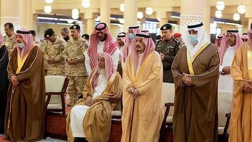 أمير الرياض يؤدي صلاة الميت 