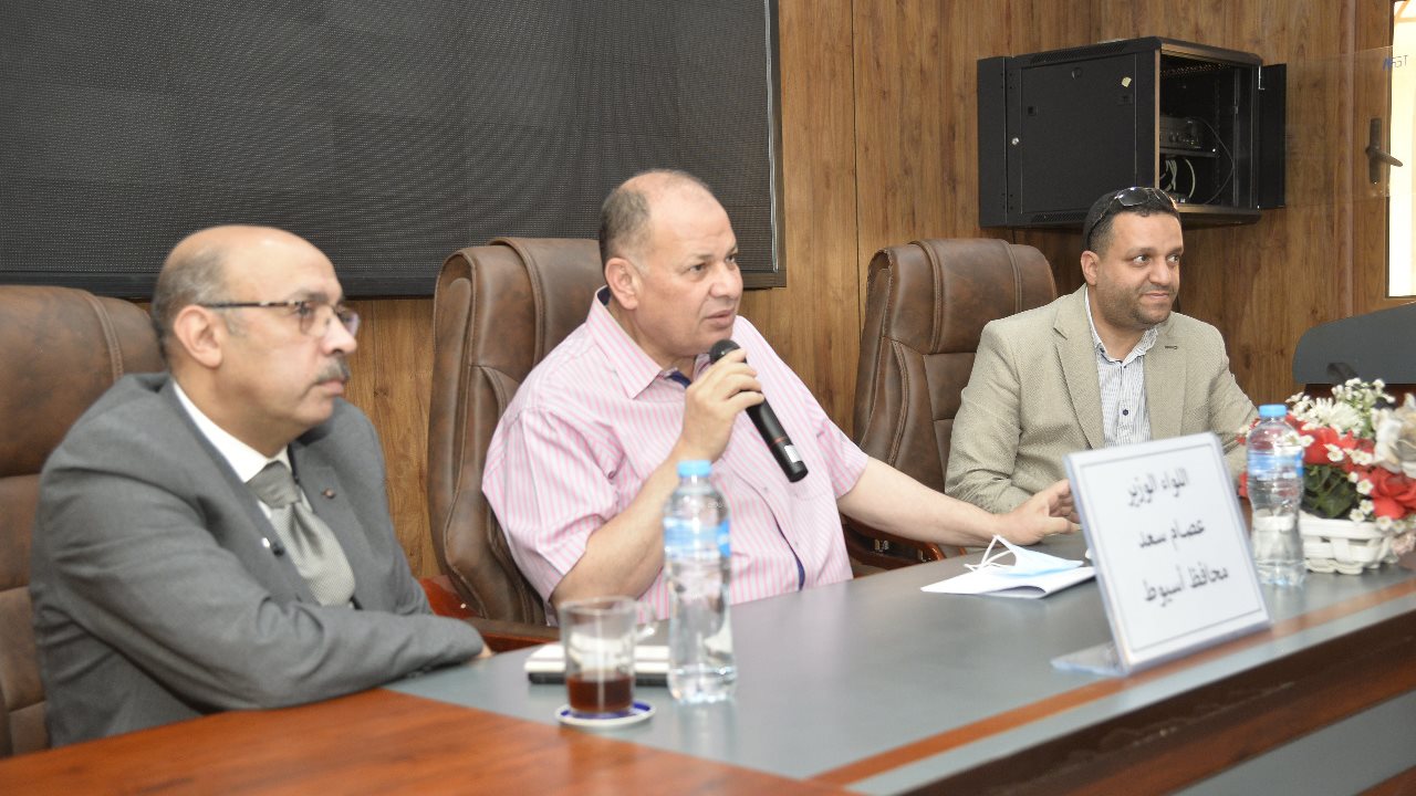 محافظ أسيوط يلتقي مديري الإدارات الصحية والمستشفيات العامة 