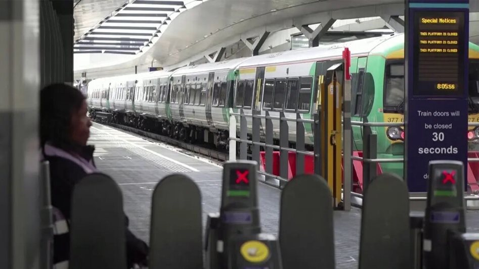 الإضراب يشل حركة السكك الحديدية البريطانية والنقابات تحذر 