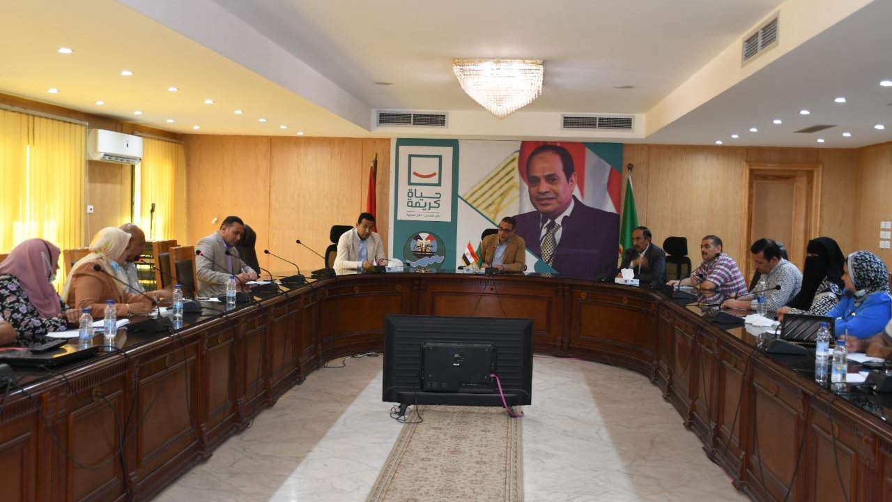 محافظ الفيوم أثناء اللقاء
