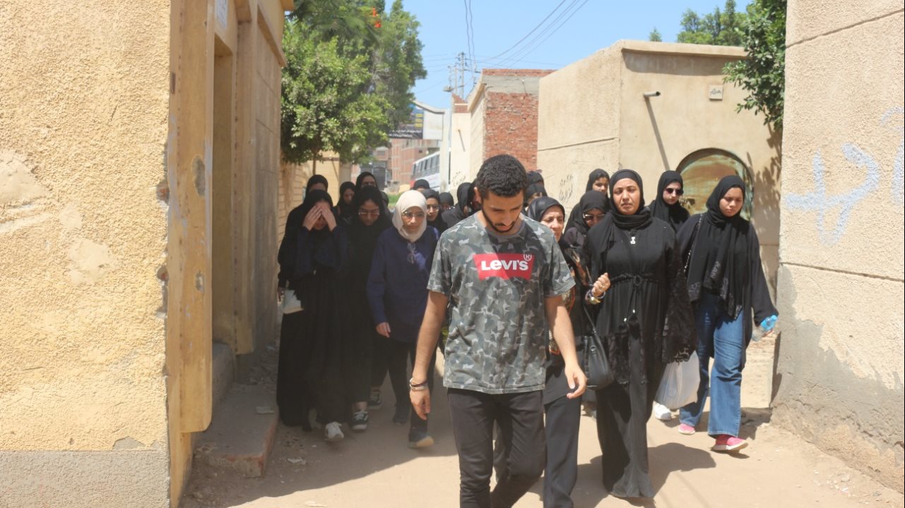 وفد من جامعة المنصورة يتقدم بواجب العزاء لأسرة الطالبة نيرة 