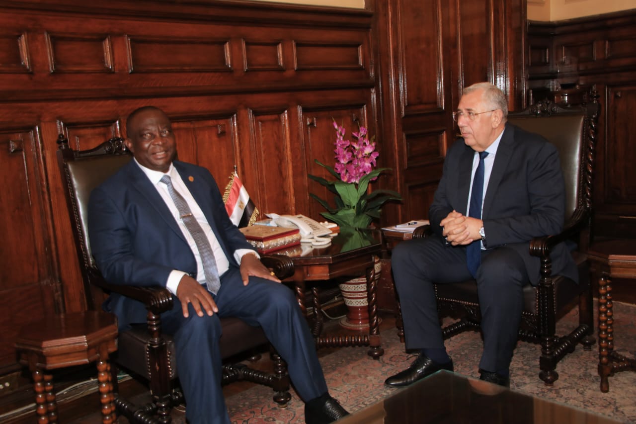 وزير الزراعة خلال اجتماعه