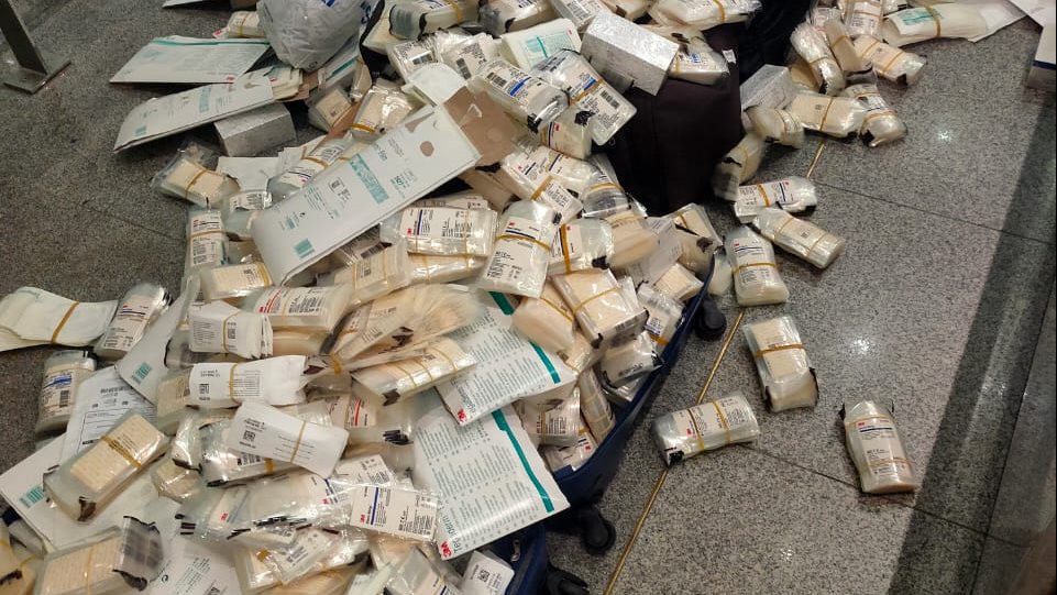 ضبط مستلزمات طبية بمطار برج العرب 