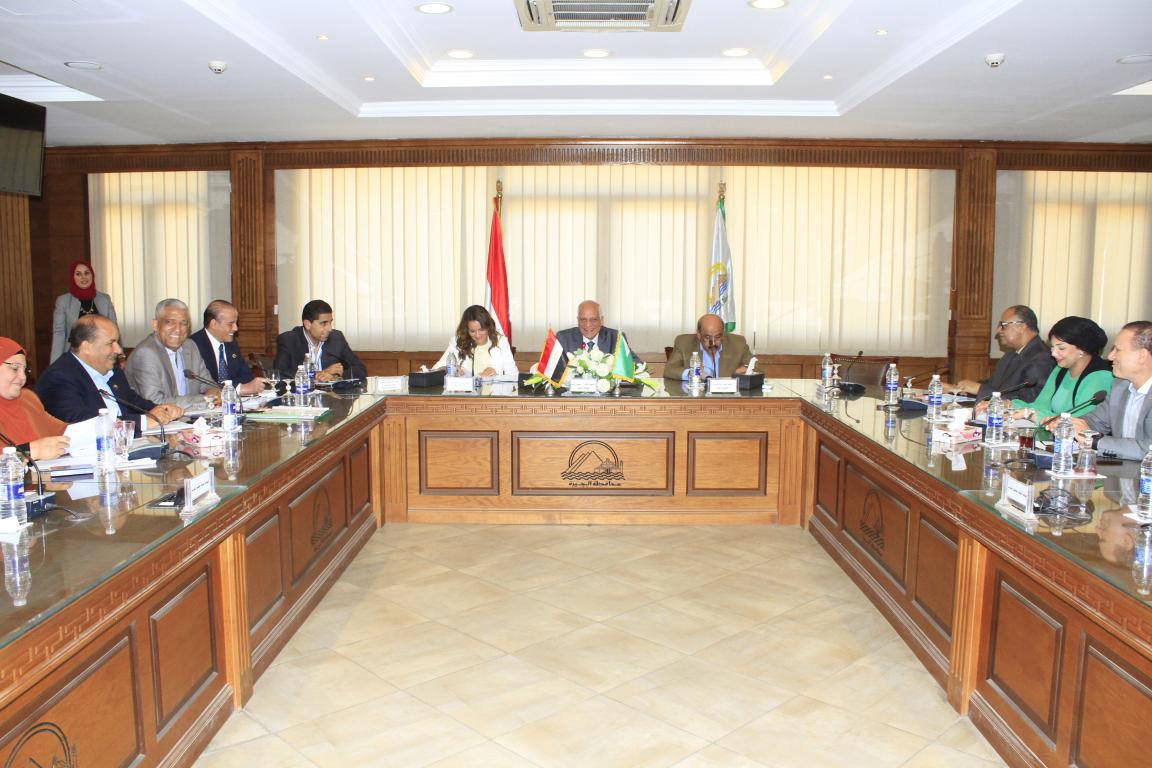 اجتماع محافظ الجيزة 