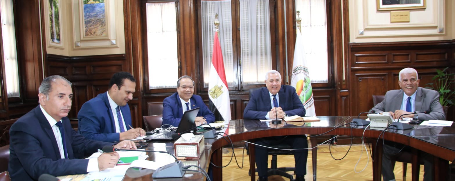 وزير الزراعة خلال الاجتماع