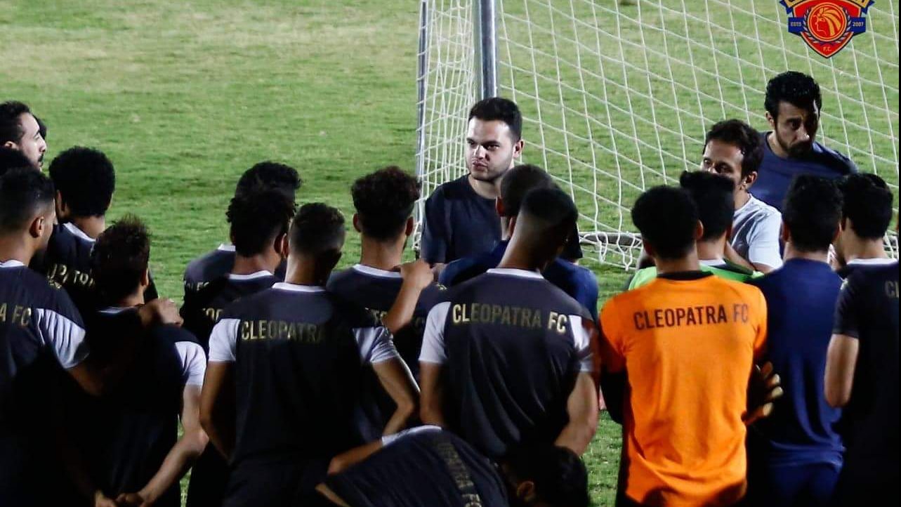 طارق ابو العينين يدعم لاعبى سيراميكا كليوباترا قبل مواجهة ال