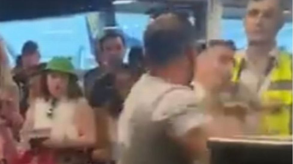 مسافر يعتدي على موظفي مطار ببريطانيا